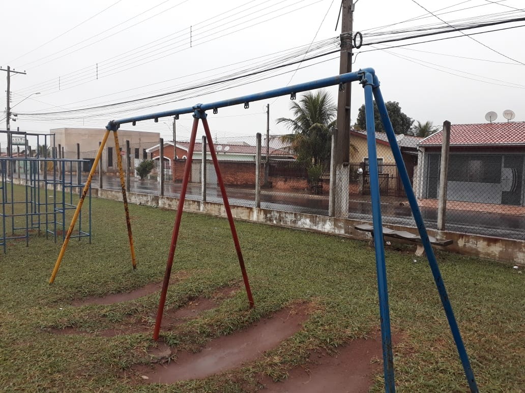 Manutenção em playgrounds e academias