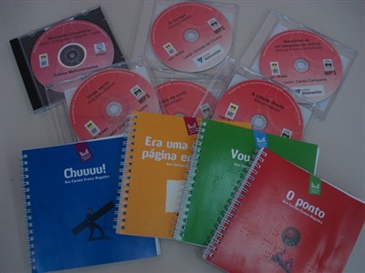 Biblioteca recebe kit de livros falados para deficientes visuais